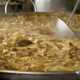 Imagen para el artículo titulado Esta sopa se ha estado cocinando a fuego lento durante 45 años en un restaurante de Bangkok